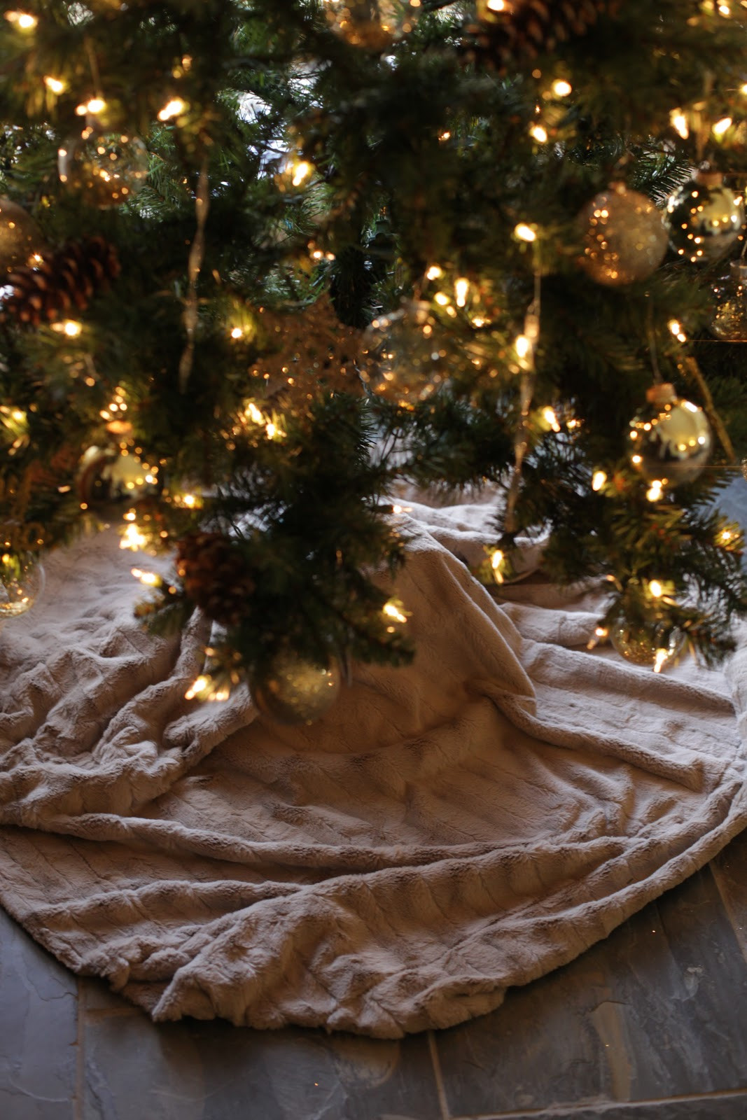 DIY Christmas Tree Skirts
 No Sew Christmas Tree Skirt Tutorial