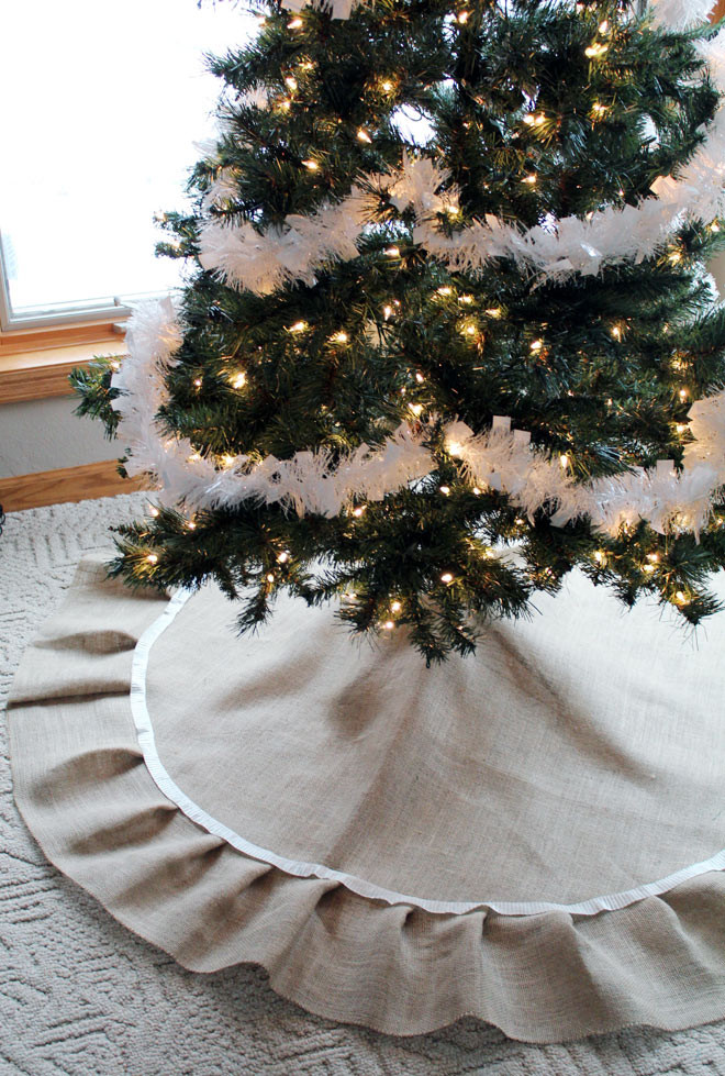 DIY Christmas Tree Skirts
 Keep Christmas tree fashionable with DIY burlap tree skirt