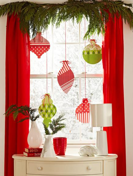 DIY Christmas Window Decorations
 70 Awesome Christmas Window Décor Ideas DigsDigs