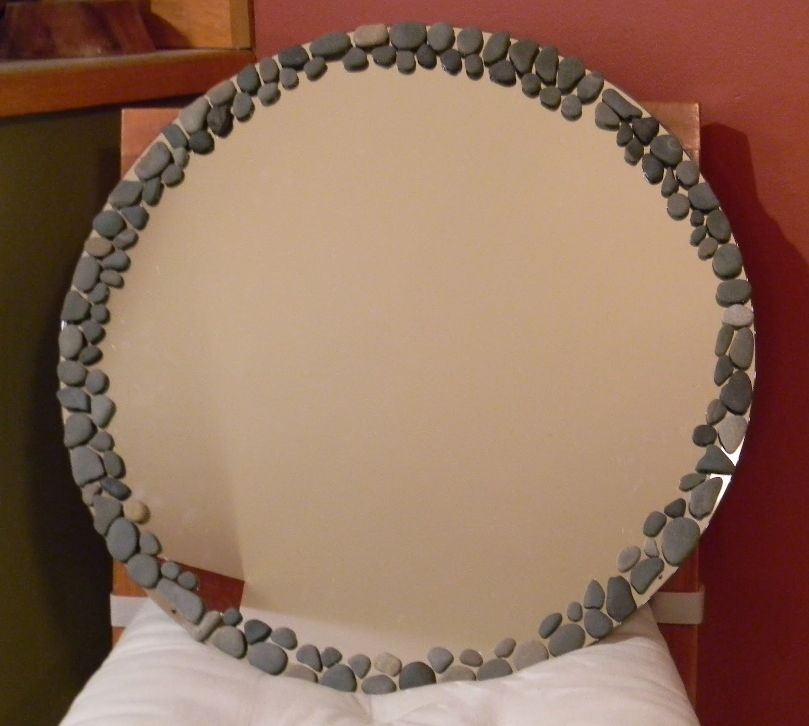 DIY Decorative Mirrors
 Using Beach Pebbles to Create a DIY Decorative Mirror