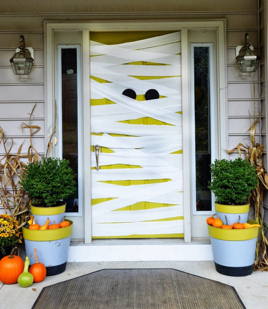 DIY Door Decorations
 8 fun spooky and definitely easy DIY Halloween door