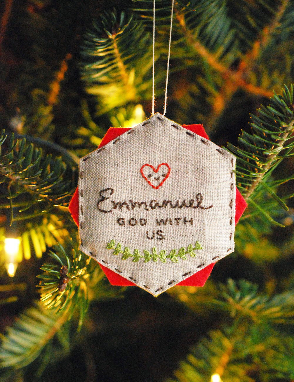 DIY Easy Christmas Ornaments
 Easy Embroidered DIY Christmas Ornament
