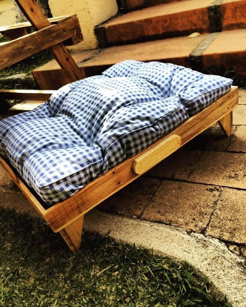 DIY Elevated Dog Bed
 16 Pallet Dog Bed DIY Plans – Cut The Wood