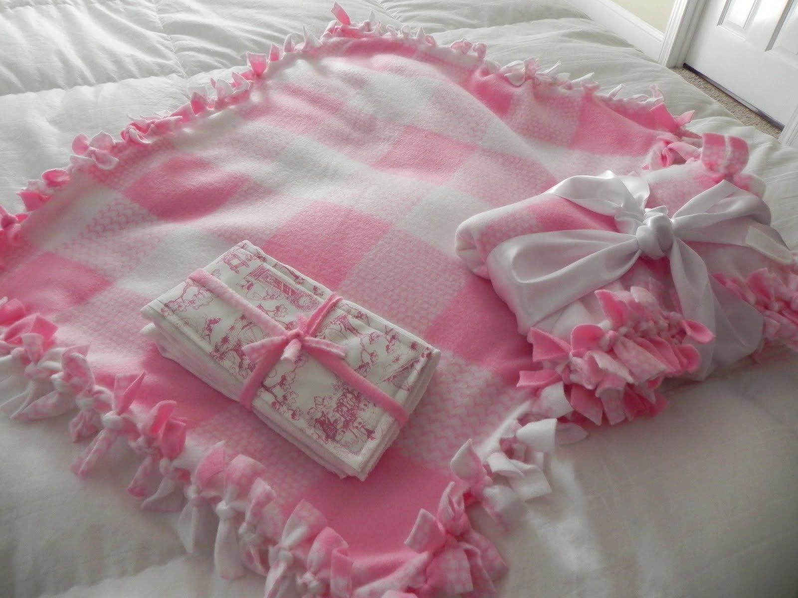 DIY Fleece Baby Blanket
 No Sew Fleece Baby Blanket