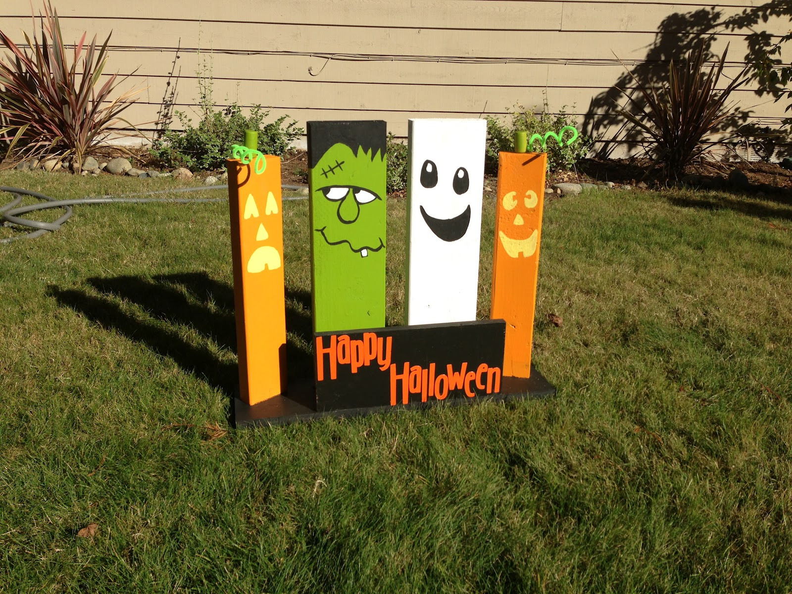 DIY Halloween Wood Signs
 Sowdering About Day 2 Halloween sign