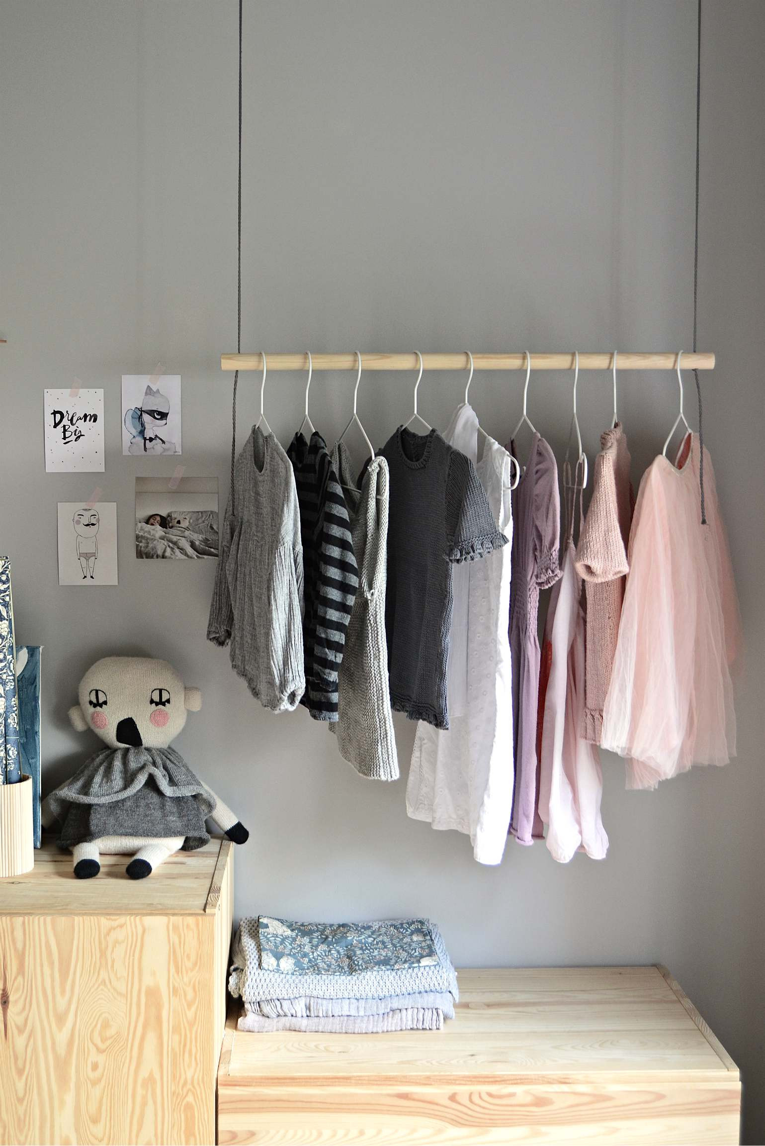 DIY Hanging Rack
 Hang on With this DIY hanging clothes rack DIY home