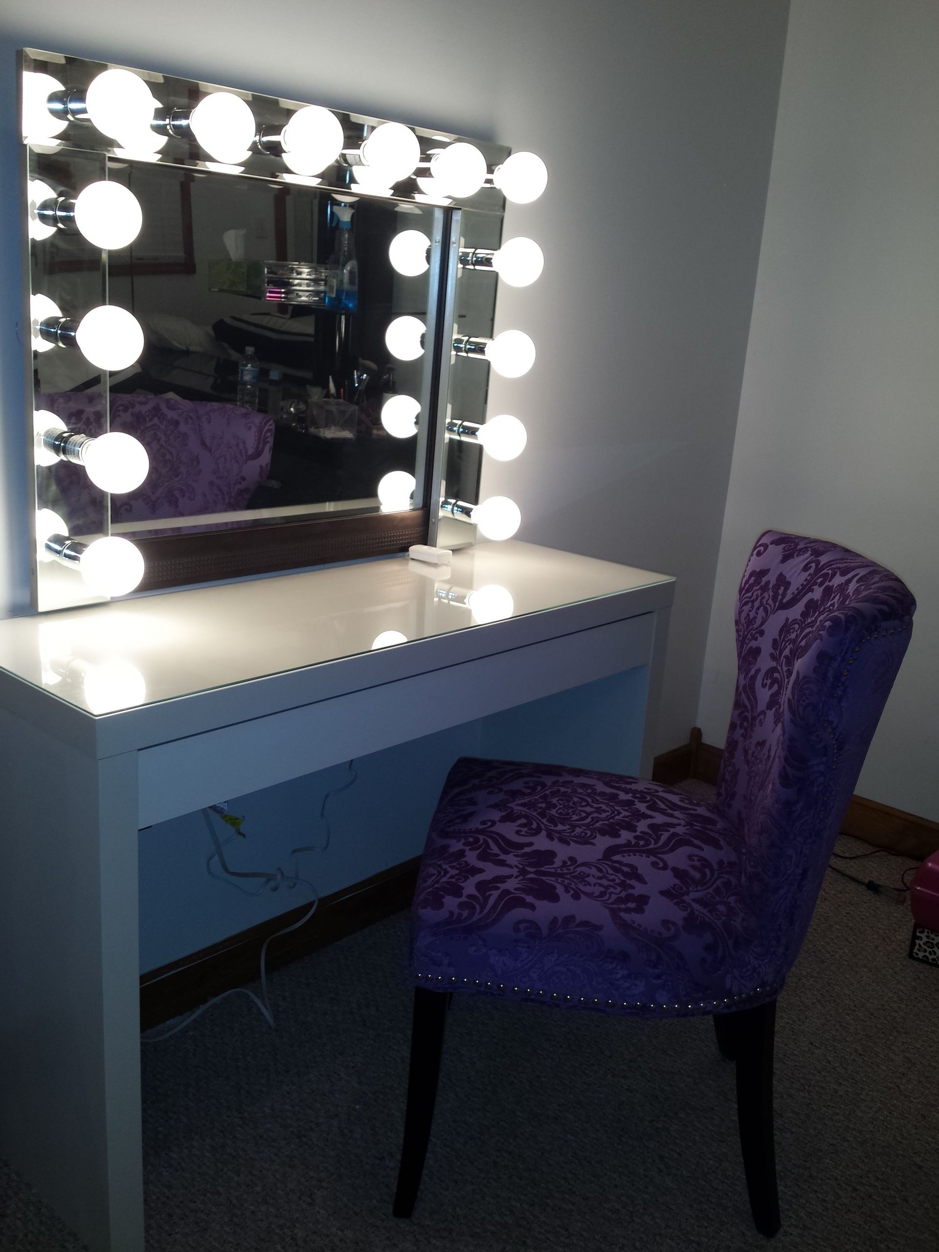 DIY Hollywood Lighted Vanity Mirror
 Vanity Mirror with lights hollywood style