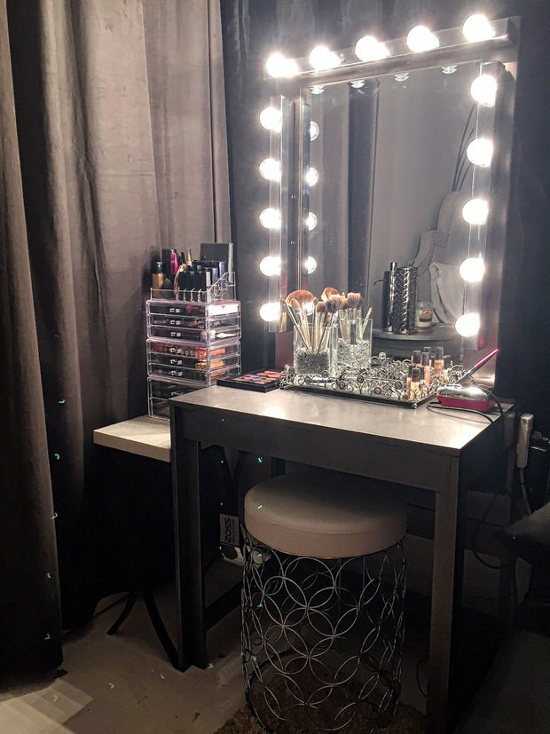 DIY Hollywood Lighted Vanity Mirror
 Glam DIY Lighted Vanity Mirrors