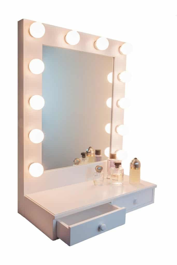 DIY Hollywood Lighted Vanity Mirror
 Ideas for Making your Own Vanity Mirror with Lights DIY