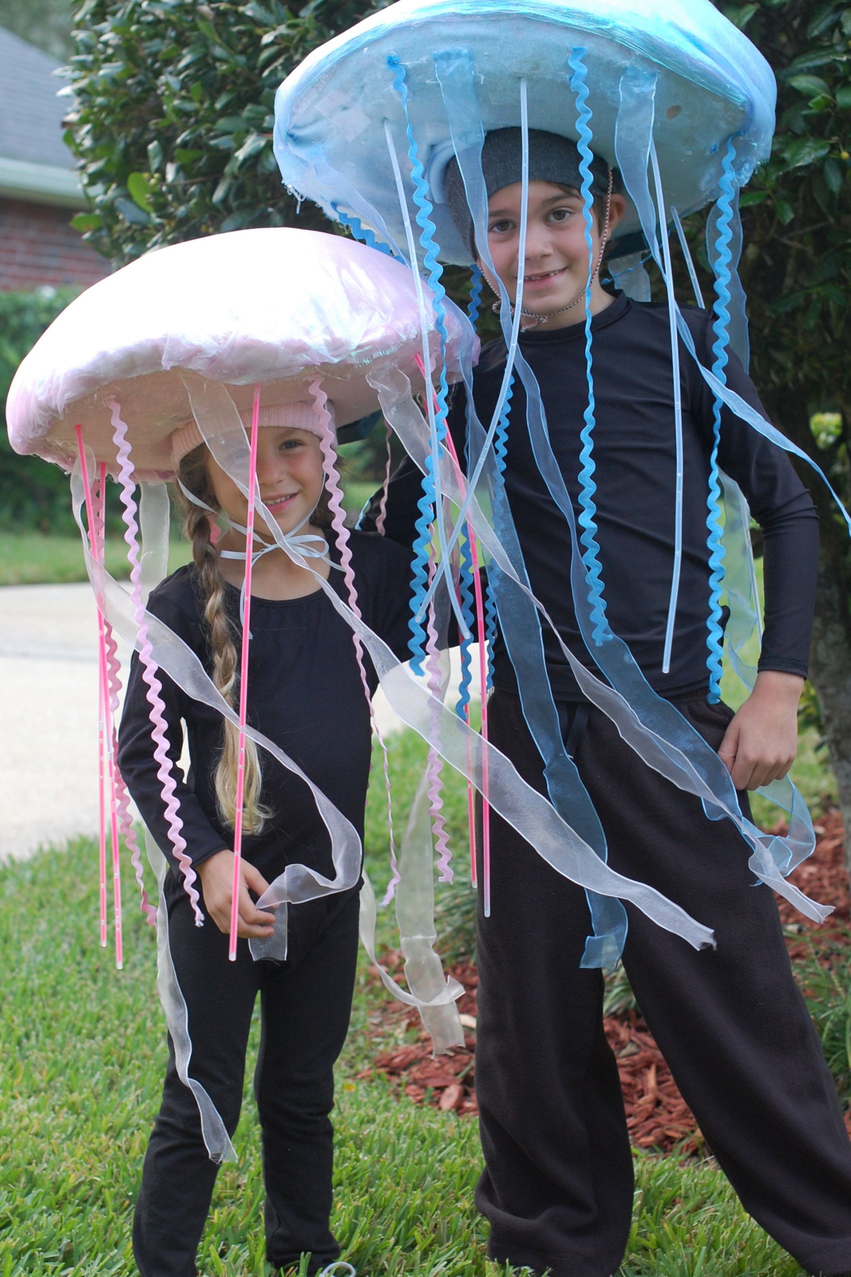 DIY Jellyfish Costumes
 Glow in the Dark Jellyfish Costume Tutorial