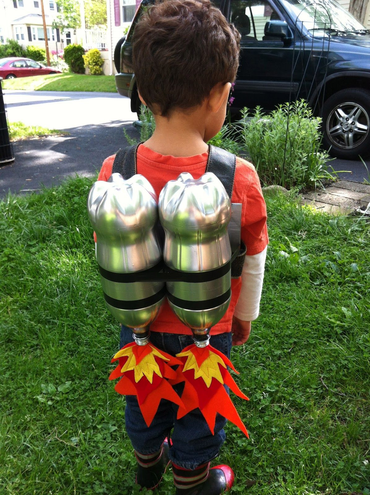 DIY Kids Astronaut Costume
 Dispatches from the GD BG TransAtlantic Crafting BLAST