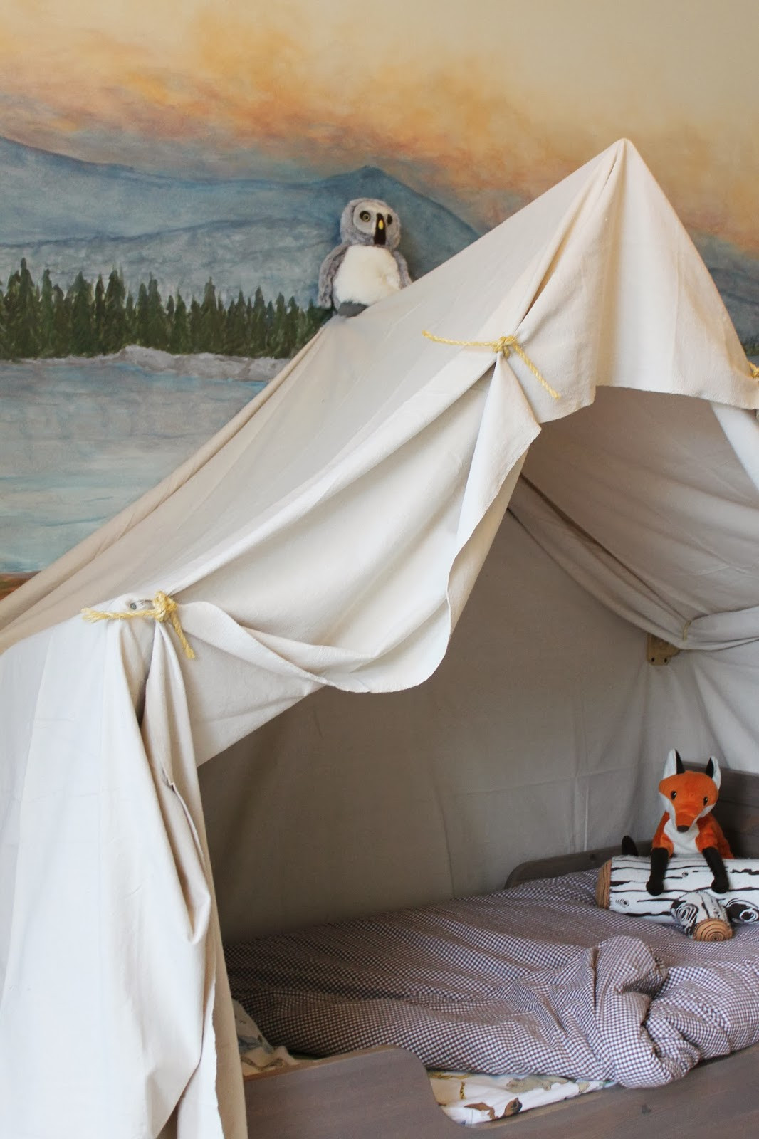 DIY Kids Bed Tent
 Remodelaholic