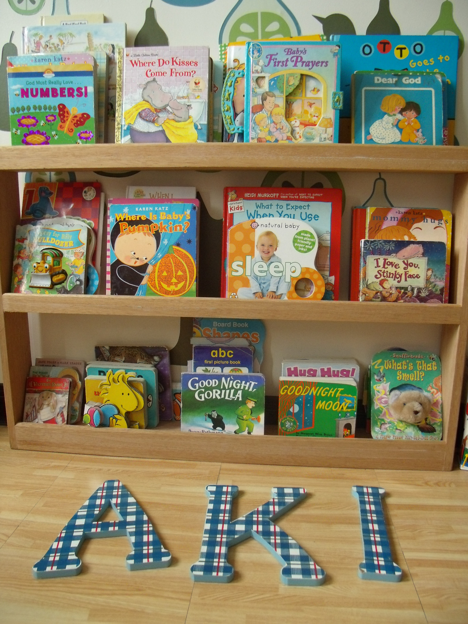 DIY Kids Bookshelves
 DIY Cardboard Bookcase – Familia Kiki