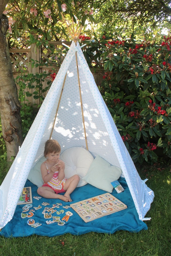 DIY Kids Fort
 25 DIY Forts to Build With Your Kids This Summer tipsaholic
