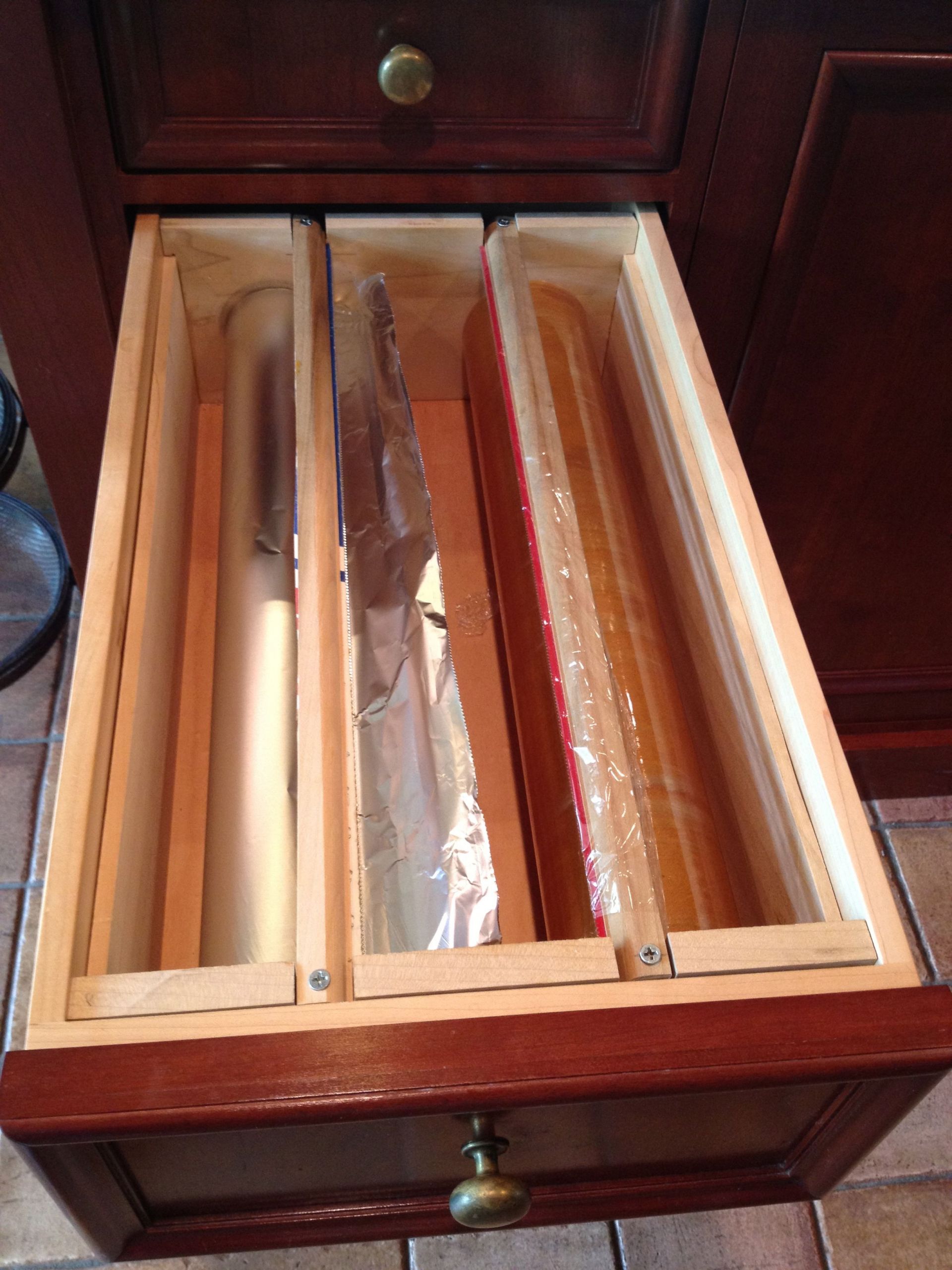 DIY Kitchen Wrap Organizer
 Custom drawer for foil & plastic wrap using large box