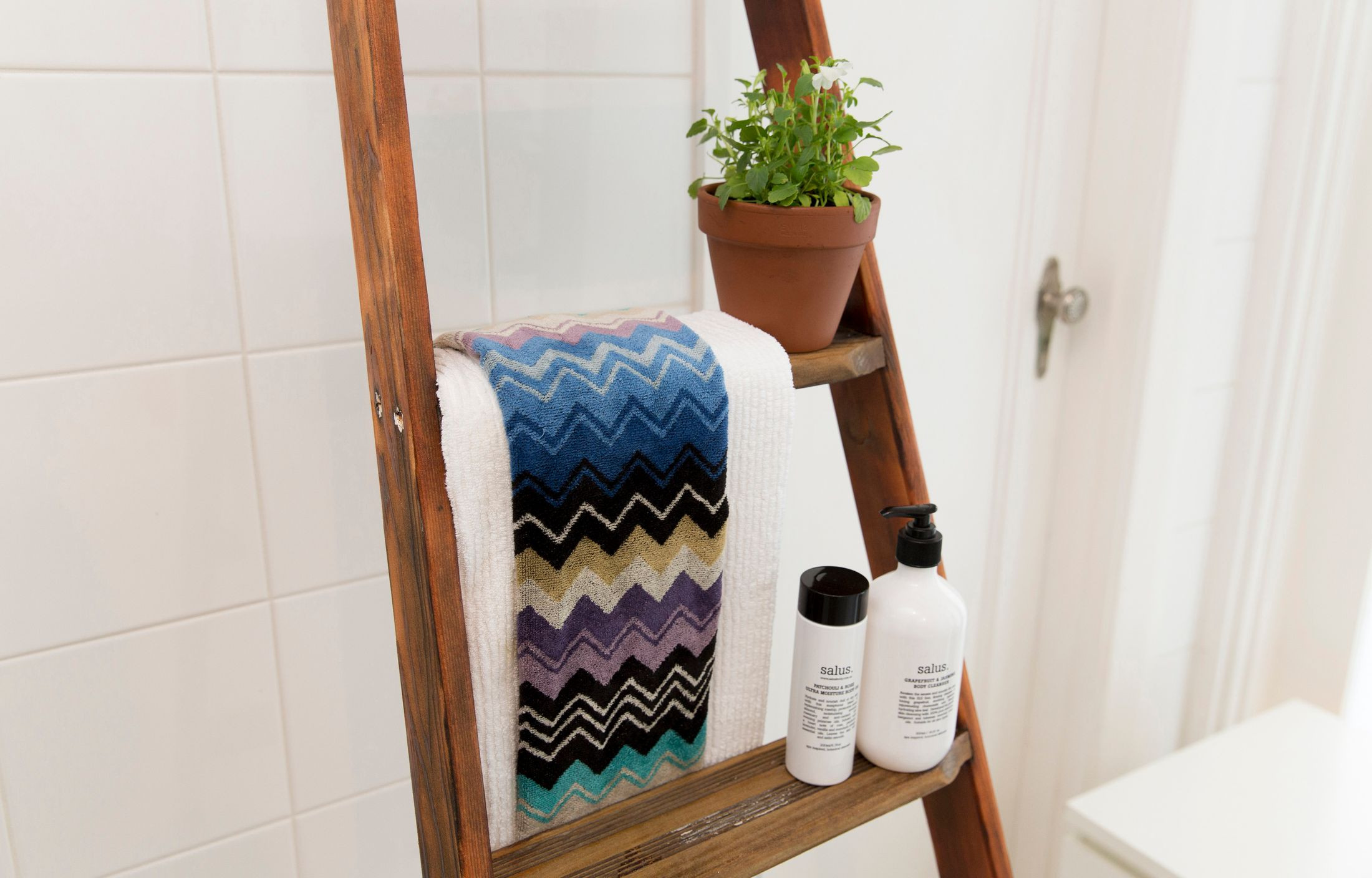 DIY Ladder Towel Rack
 DIY How to create a stylish towel rack from an old ladder