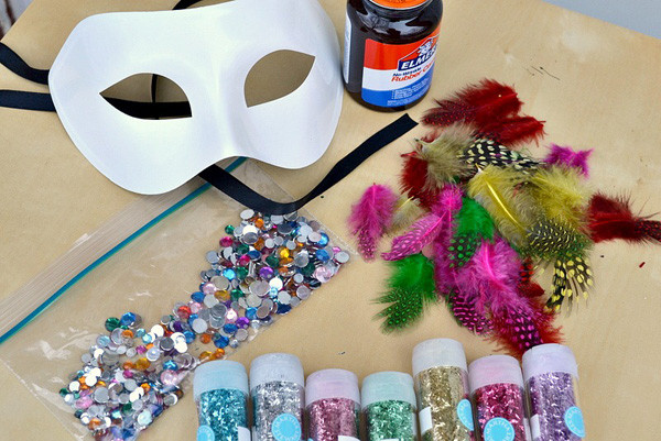 DIY Masquerade Masks
 DIY decorated masquerade mask you can make in minutes