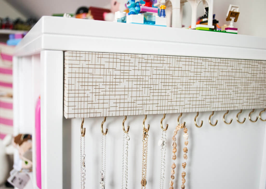 DIY Necklace Organizer
 Easy DIY Jewelry Organizer for Tangle Free Necklaces