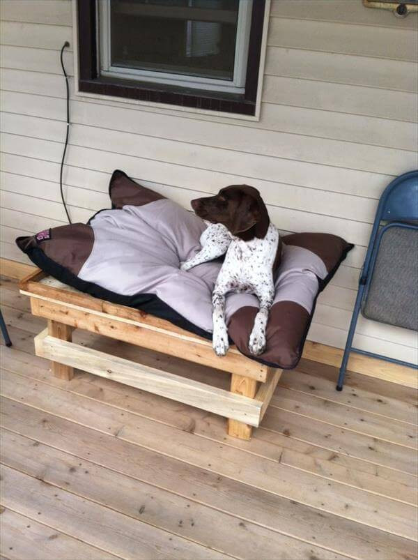 DIY Outdoor Dog Bed
 10 DIY Pallet Dog Bed Ideas