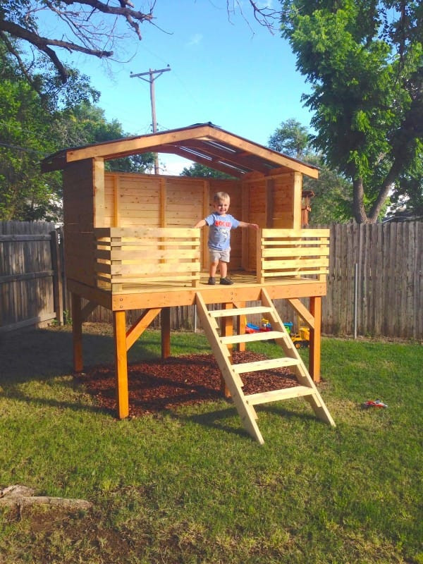 DIY Outdoor Fort
 Dad Lays Out 4 Wooden Boards To Create An Incredible Fort