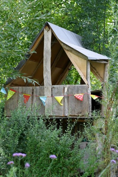 DIY Outdoor Fort
 25 DIY Forts to Build With Your Kids This Summer tipsaholic
