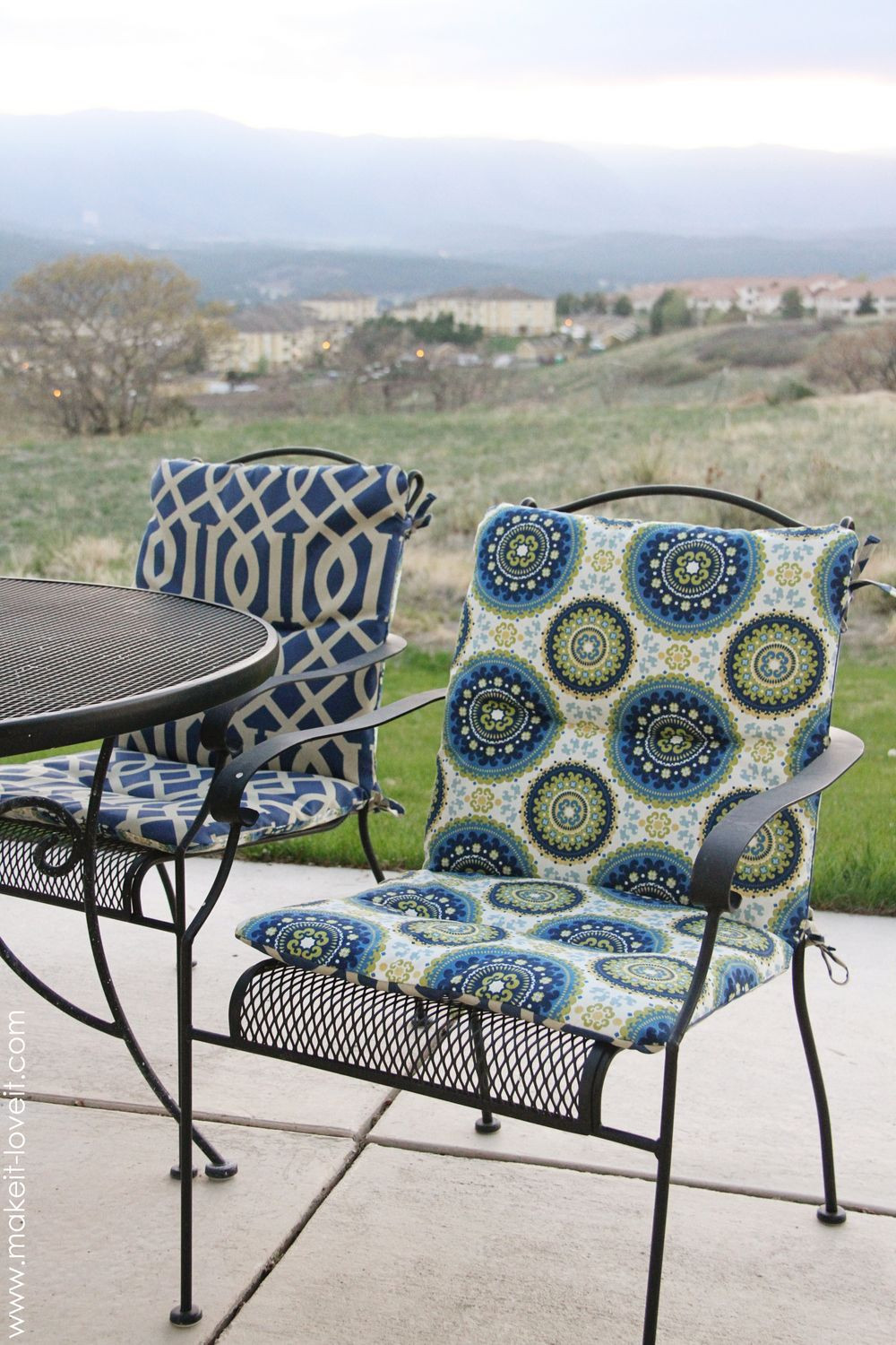DIY Outdoor Furniture Cushions
 Make your own REVERSIBLE Patio Chair Cushions