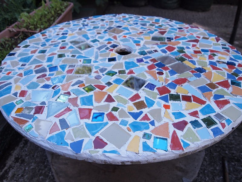 DIY Outdoor Mosaic Table
 DIY Project 3 Cable Spoon Mosaic Garden Table