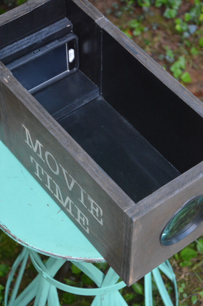 DIY Outdoor Movie Projector
 How to Make a DIY Movie Projector For Your Smartphone