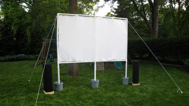 DIY Outdoor Movie Projector
 This DIY Projector Screen is Perfect For Backyard