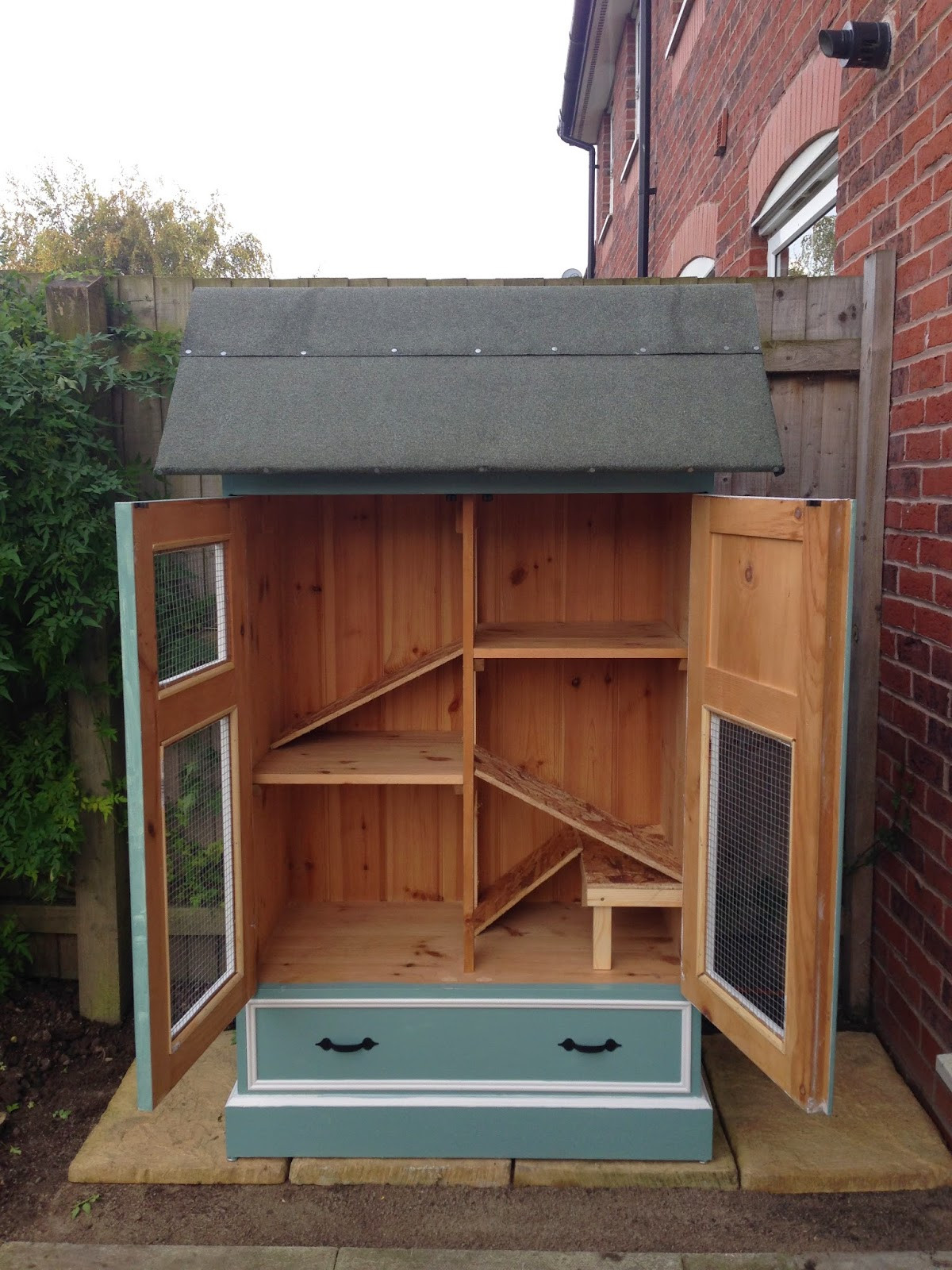 DIY Outdoor Rabbit Hutch
 10 DIY Rabbit Hutches From Upcycled Furniture Total Survival