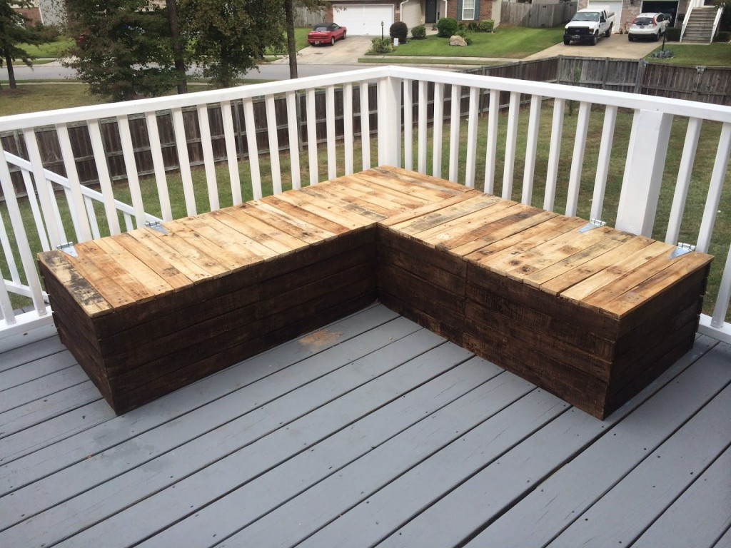 DIY Outdoor Sectional
 DIY Pallet Sectional for Outdoor Furniture Like The Yogurt