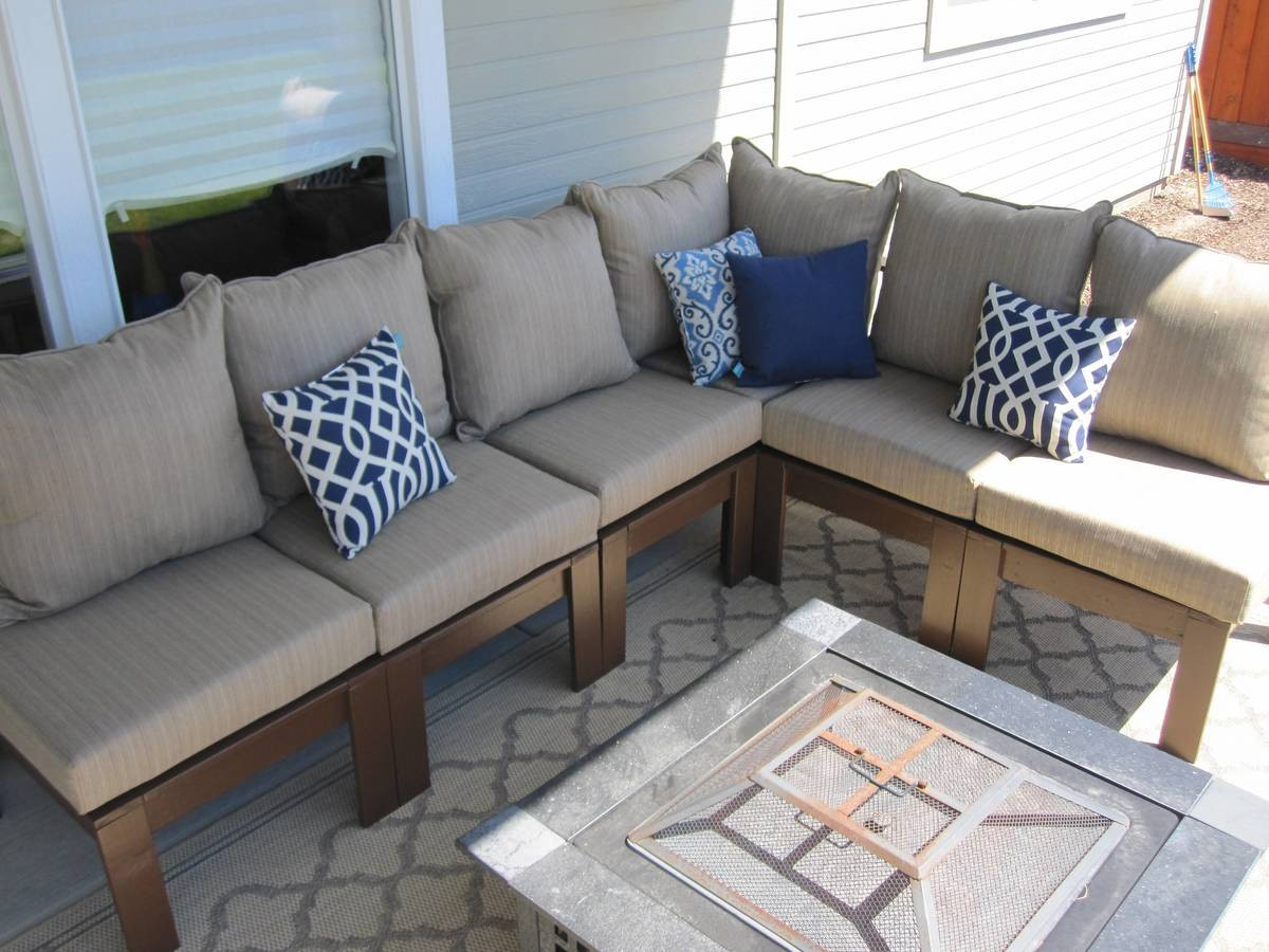 DIY Outdoor Sectional
 Ana White
