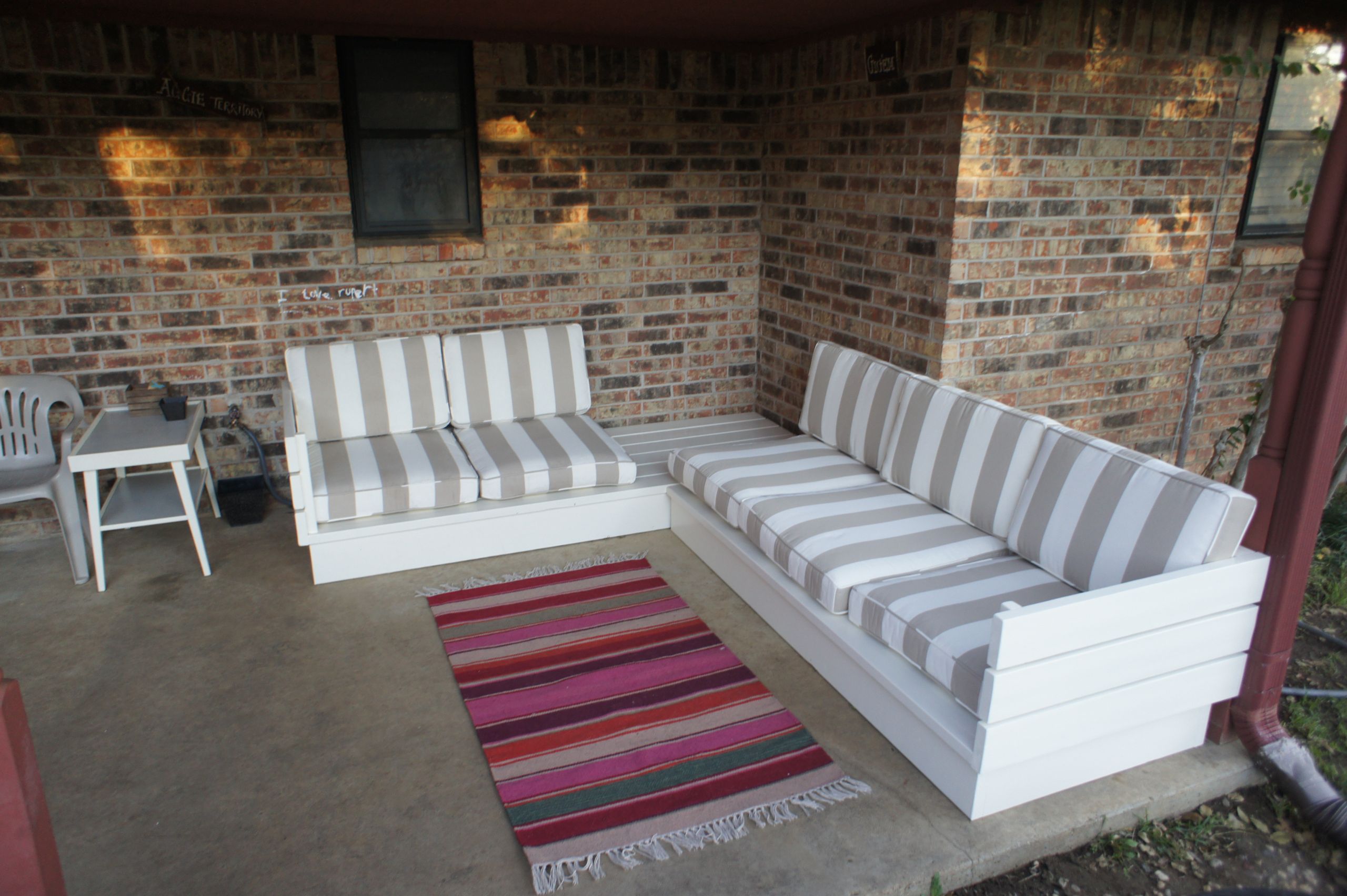 DIY Outdoor Sectionals
 Ana White