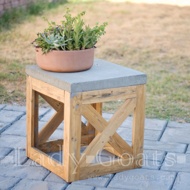 DIY Outdoor Side Table
 Ana White