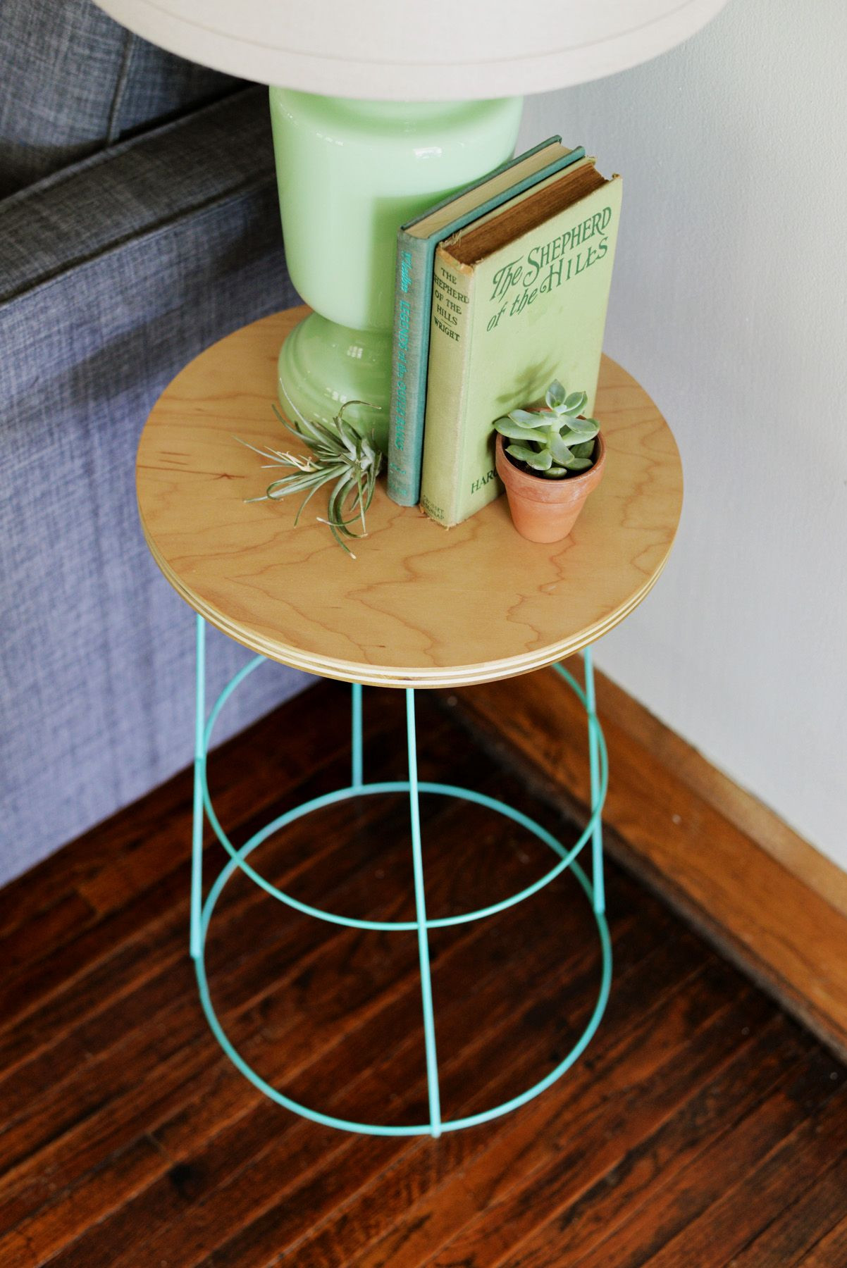 DIY Outdoor Side Table
 DIY Tomato Cage Side Table