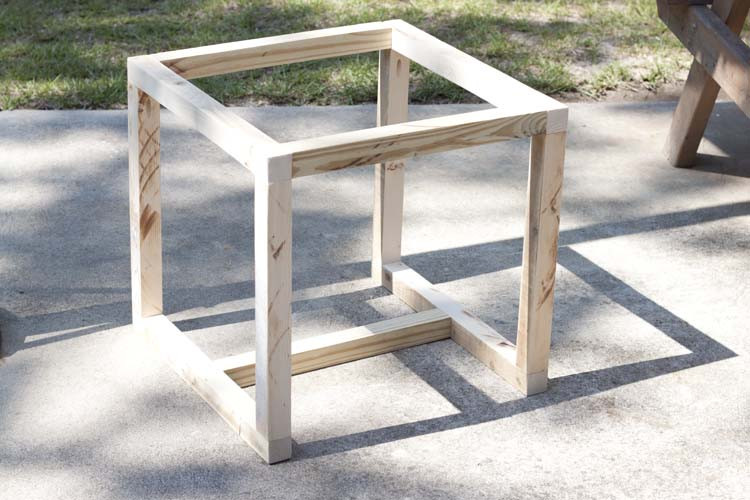 DIY Outdoor Side Tables
 DIY Outdoor Side Table