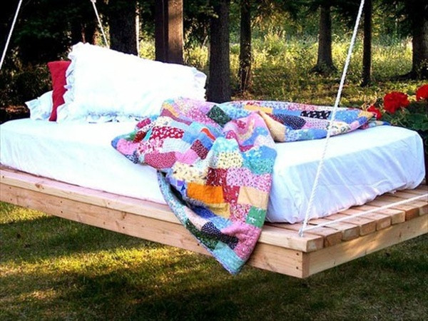 DIY Outdoor Swing Bed
 Easy DIY Pallet Swing Bed