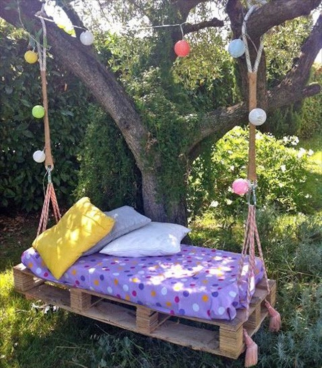 DIY Outdoor Swing Bed
 Easy DIY Pallet Swing Bed