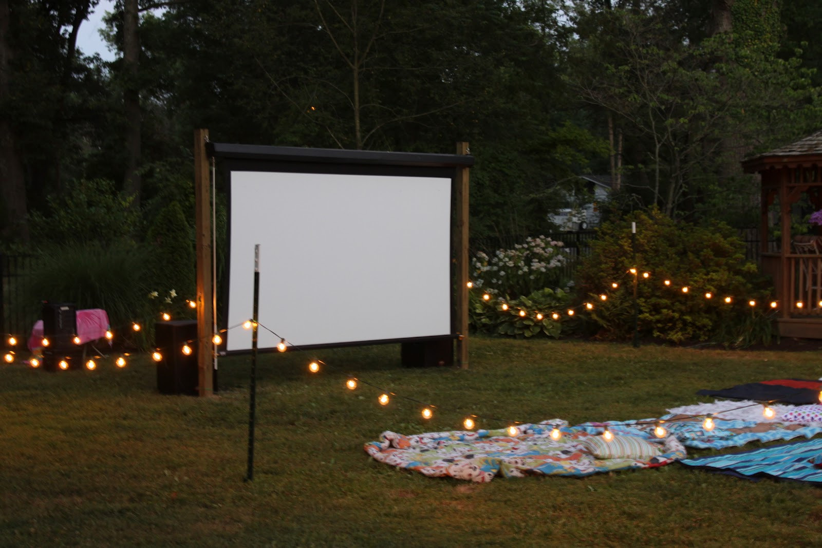 DIY Outdoor Theatre Screen
 Easy DIY Outdoor Cinema Will Make Your Yard The Ultimate