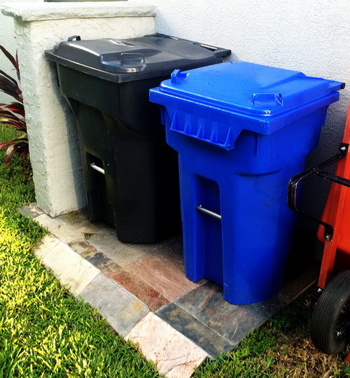 DIY Outdoor Trash Bin
 Great Way To Hide Outdoor Trash And Recycle Bins