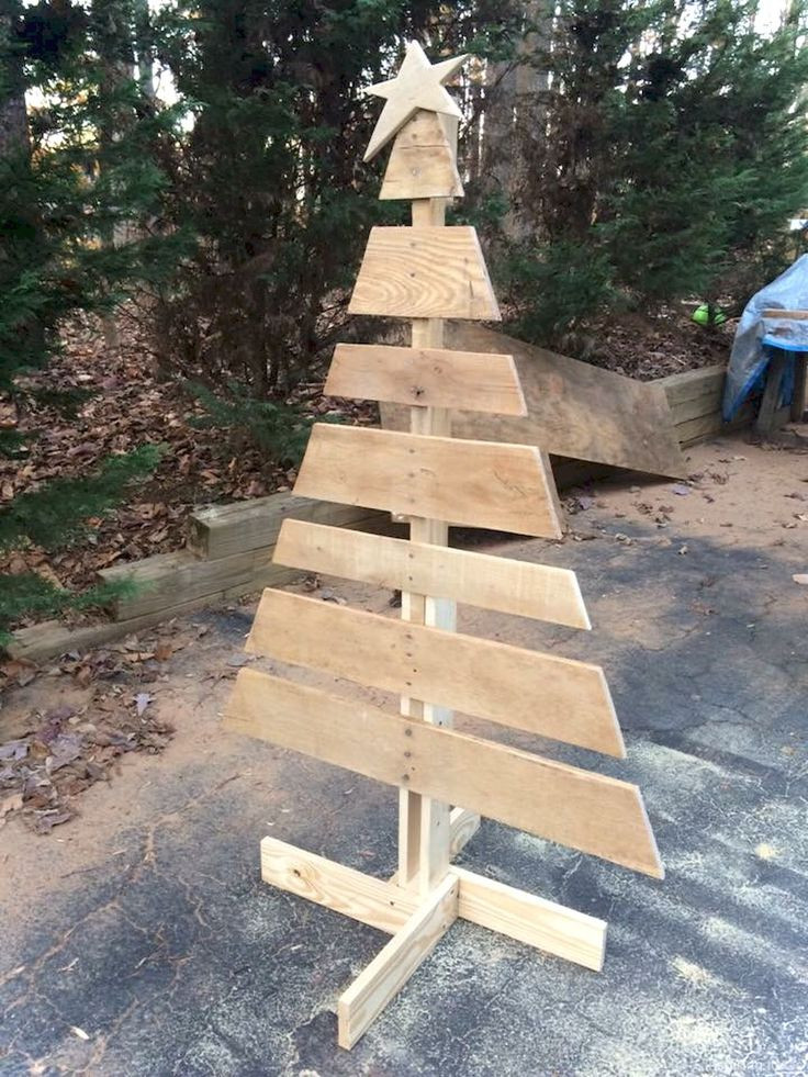 DIY Pallet Christmas Trees
 40 Easy DIY Wooden Christmas Craft Ideas