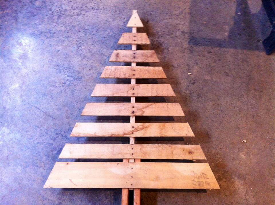 DIY Pallet Christmas Trees
 Pallet Tree with Lights