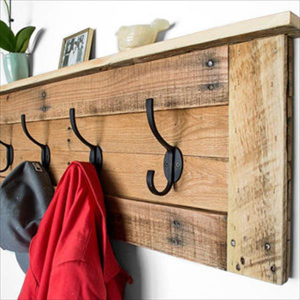 DIY Pallet Coat Rack
 Assemble Your Stuff by Using Pallet Coat Rack with Hooks