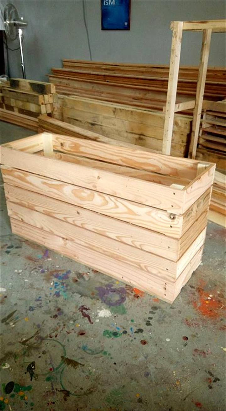 DIY Pallet Planter Box
 Upcycled Wood Pallet Planter Box