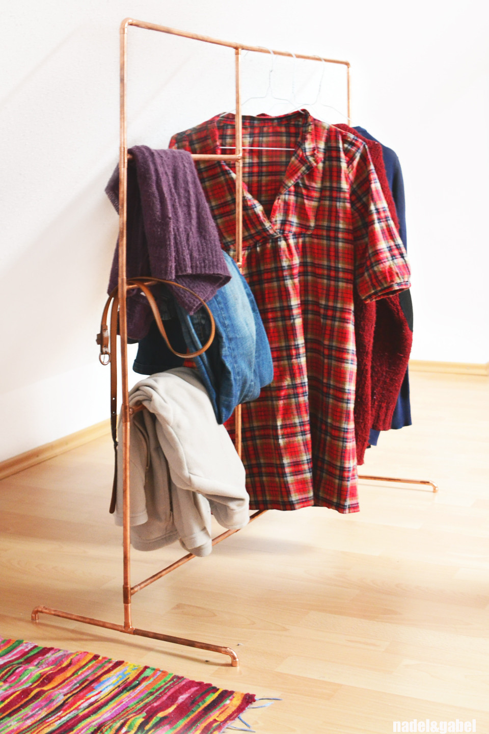 DIY Pipe Clothes Rack
 Copper – DIY clothes rack from copper pipes