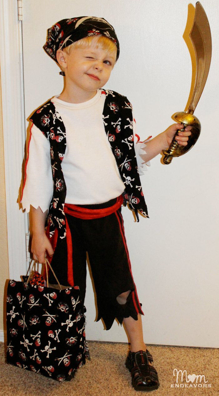 DIY Pirate Costume For Adults
 Quick & Easy DIY Pirate Halloween Costume