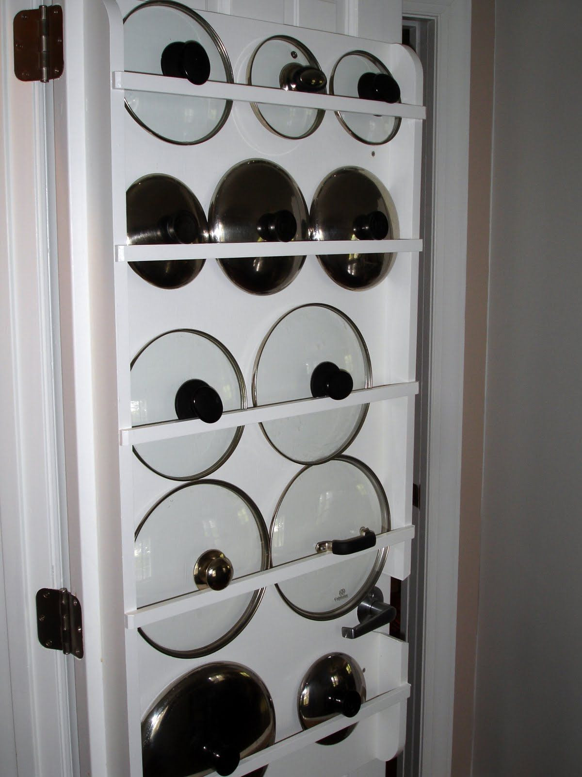 DIY Pot Lid Organizer
 DIY Lid Organizer use curtain rods on the back of pantry