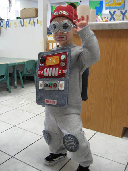 DIY Robot Costume Toddler
 Halloween Robot costume inspiration