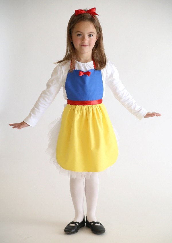 DIY Snow White Costume Toddler
 Free pattern Snow White play apron for girls – Sewing
