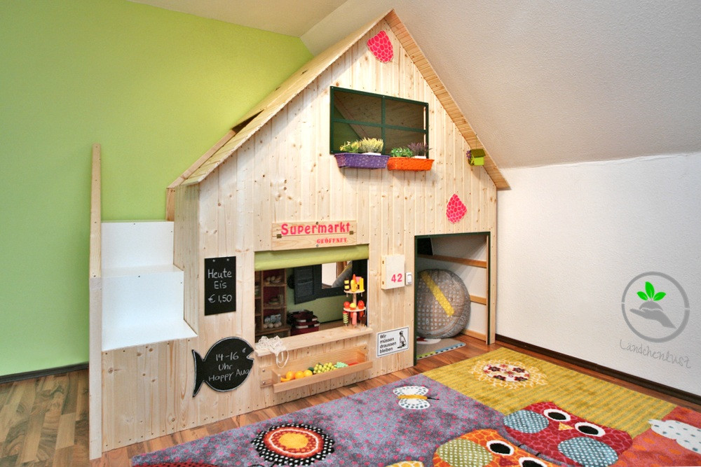 DIY Toddler Playhouse
 16 DIY Playhouses Your Kids Will Love to Play In